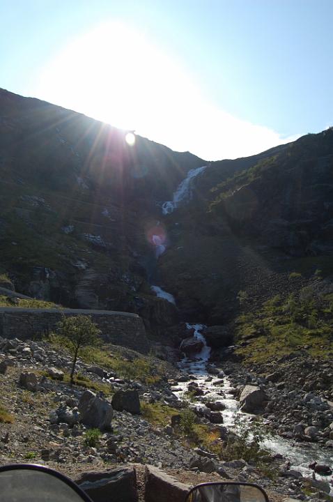 Cascata Trollstigen. Da Trondheim a Lom.JPG - AI PIEDI DELLA RUPE